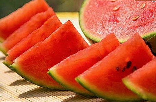 从吃瓜表情到头条主播薪资揭秘，网络娱乐全景透视